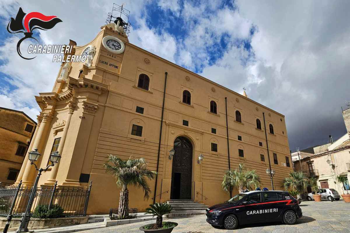 Spacciavano droga sotto gli occhi dei figli minori: arrestati due coniugi