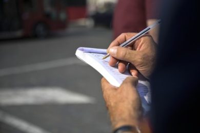 Paura in strada, 15enne guida un’auto e causa un incidente: fermato dalla Polizia