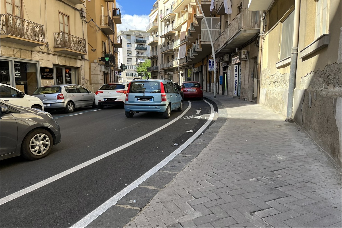 Il flop delle piste ciclabili di Caltanissetta invase dalle auto, scoppia il caso: “Invisibili e insicure” – VIDEO