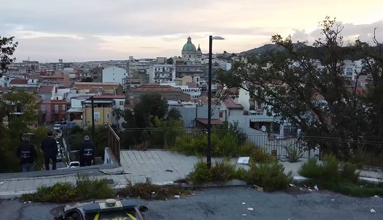 Testimone di giustizia e poi caporale: lavoratori puniti anche per il bagno. Arrestato ex consigliere di Barcellona