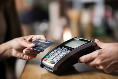 Pagamenti, la Sicilia divisa tra contante ed elettronico