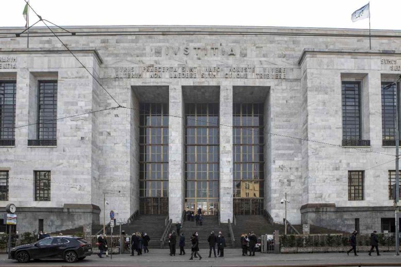 Allarme bomba Milano: nessun ordigno a Palagiustizia, pericolo rientrato
