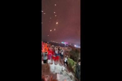 VIDEO | Paura durante la festa, spettacolo pirotecnico si chiude con pioggia di droni infuocati