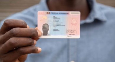 Permessi di soggiorno in picchiata: l’Italia perde terreno, l’Europa cambia rotta