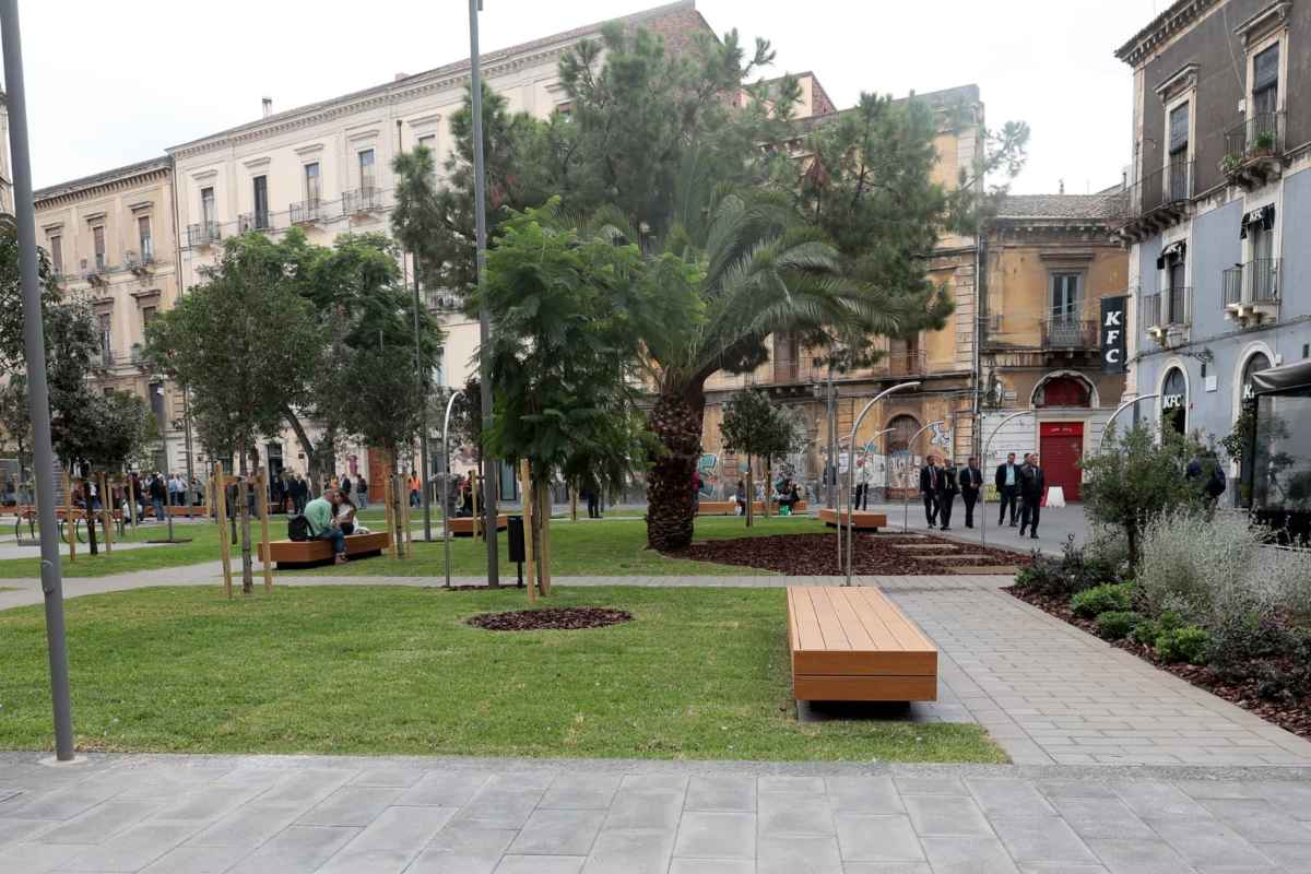 Catania, completato il restyling di piazza Turi Ferro: un nuovo spazio verde e ombreggiante – FOTO