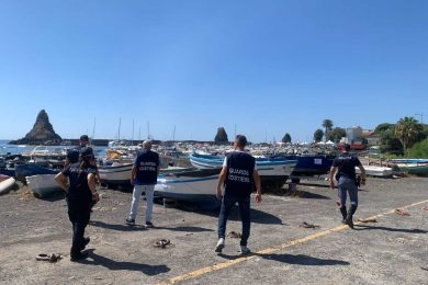 VIDEO | Acitrezza, maxi sequestro di barche per occupazione abusiva di demanio marittimo