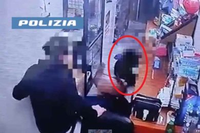 Calci e schiaffi alla moglie, interviene la Polizia: 31enne in ospedale, l’uomo arrestato – VIDEO