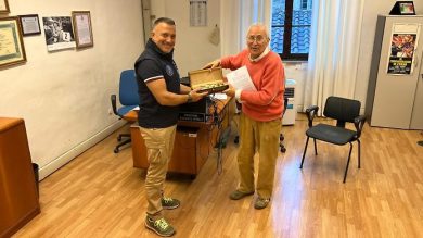 Rubano 30 mila euro di gioielli ad anziano e scappano: agenti sparano alle ruote per fermarli