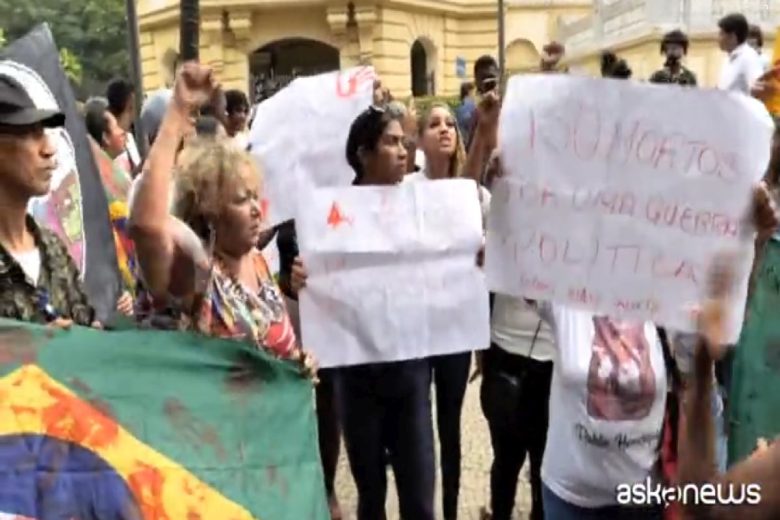 VIDEO | “È stato un genocidio”, proteste in Brasile dopo gli oltre 120 morti nelle favelas nel blitz della polizia