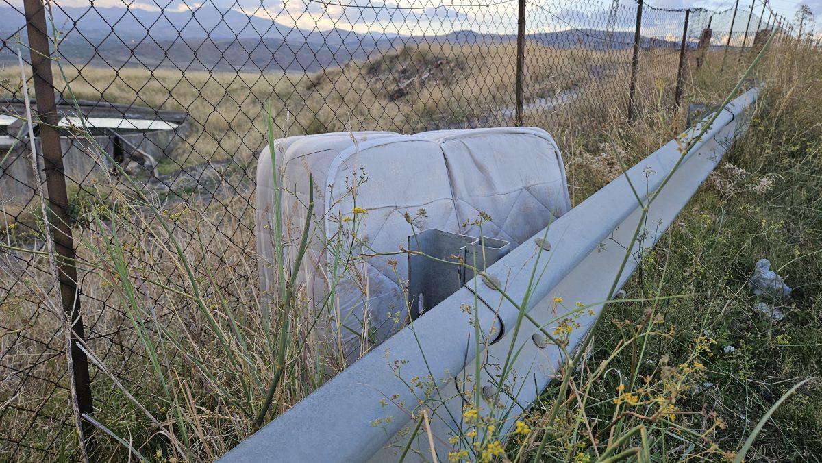 Adrano, l’incubo della SP 231 tra strada dissestata e l’incendio della discarica abusiva. Residenti: “Siamo esasperati” Adrano, l’incubo della SP 231 tra strada dissestata e l’incendio della discarica abusiva. Residenti: “Siamo esasperati”