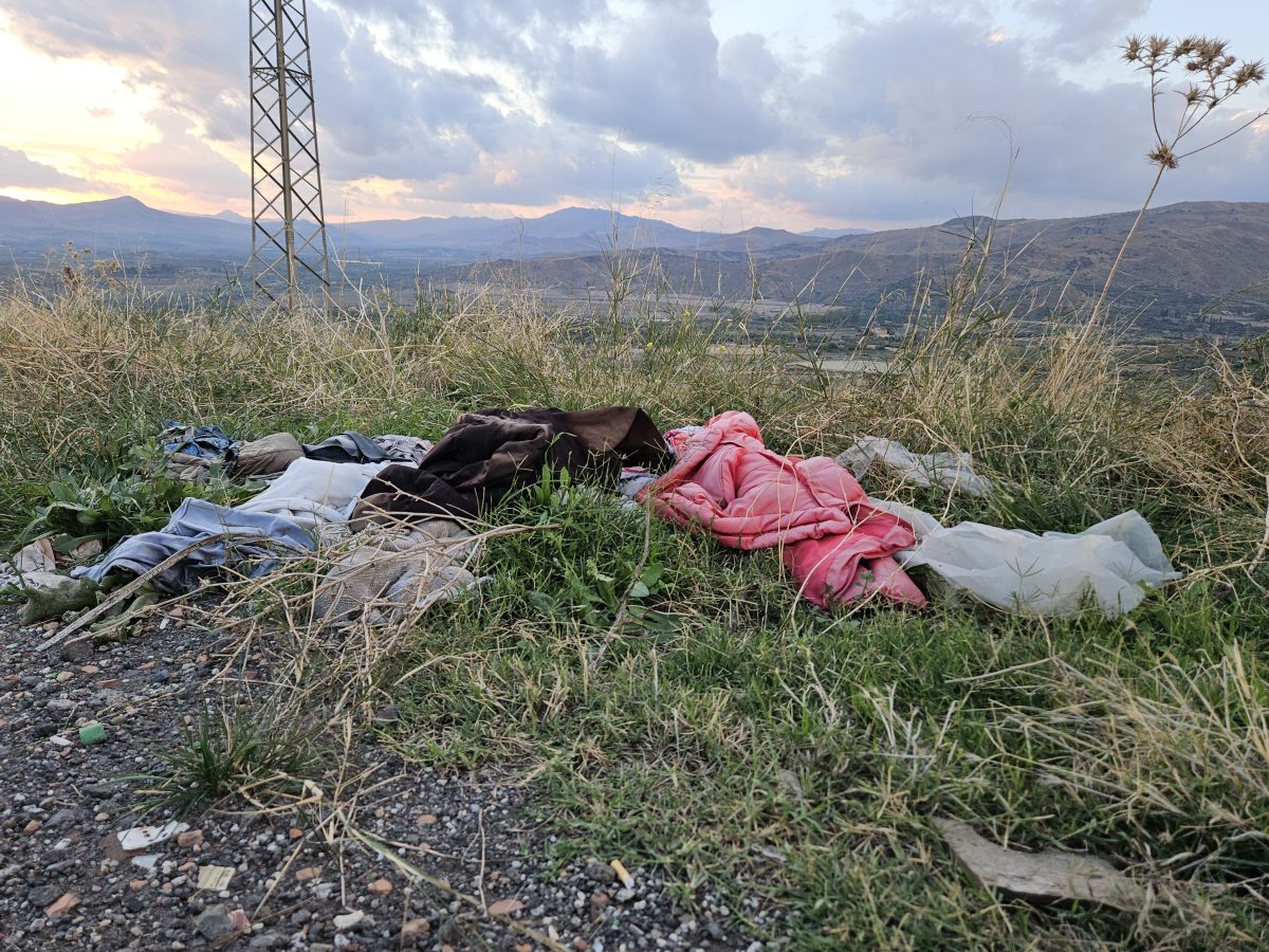 Adrano, l’incubo della SP 231 tra strada dissestata e l’incendio della discarica abusiva. Residenti: “Siamo esasperati” Adrano, l’incubo della SP 231 tra strada dissestata e l’incendio della discarica abusiva. Residenti: “Siamo esasperati”