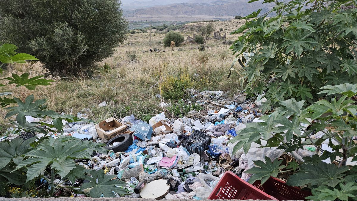 Adrano, l’incubo della SP 231 tra strada dissestata e l’incendio della discarica abusiva. Residenti: “Siamo esasperati” Adrano, l’incubo della SP 231 tra strada dissestata e l’incendio della discarica abusiva. Residenti: “Siamo esasperati”