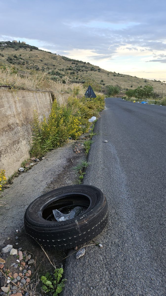 Adrano, l’incubo della SP 231 tra strada dissestata e l’incendio della discarica abusiva. Residenti: “Siamo esasperati” Adrano, l’incubo della SP 231 tra strada dissestata e l’incendio della discarica abusiva. Residenti: “Siamo esasperati”