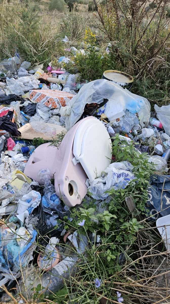 Adrano, l’incubo della SP 231 tra strada dissestata e l’incendio della discarica abusiva. Residenti: “Siamo esasperati” Adrano, l’incubo della SP 231 tra strada dissestata e l’incendio della discarica abusiva. Residenti: “Siamo esasperati”