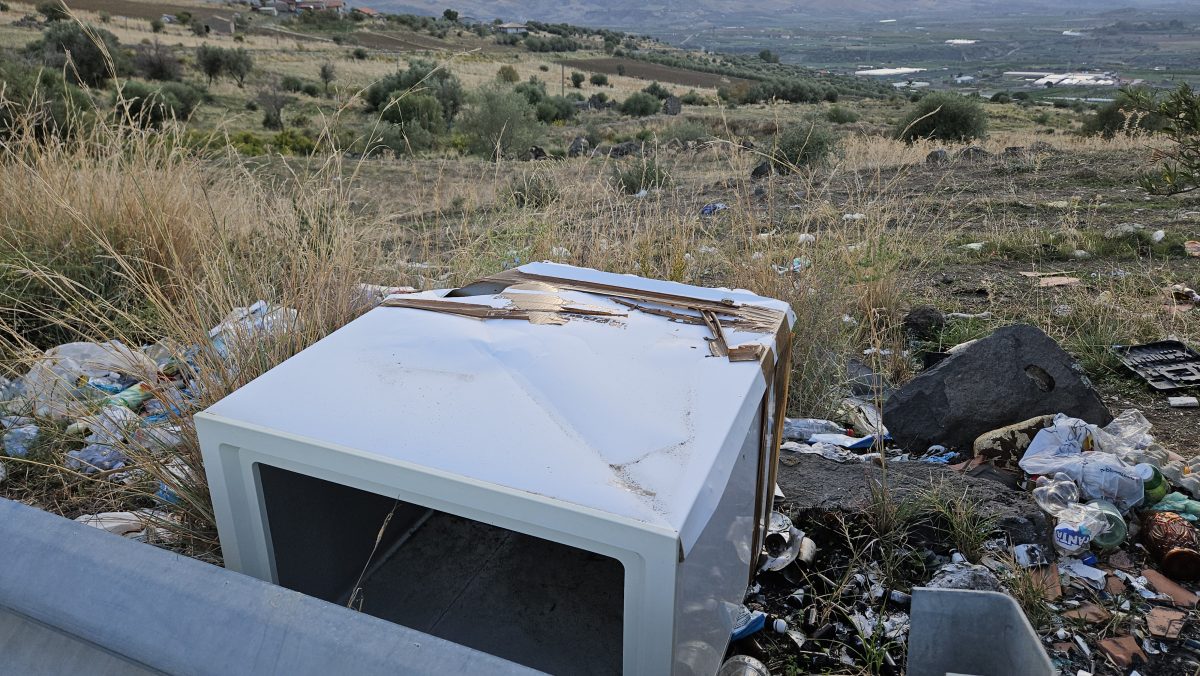 Adrano, l’incubo della SP 231 tra strada dissestata e l’incendio della discarica abusiva. Residenti: “Siamo esasperati” Adrano, l’incubo della SP 231 tra strada dissestata e l’incendio della discarica abusiva. Residenti: “Siamo esasperati”