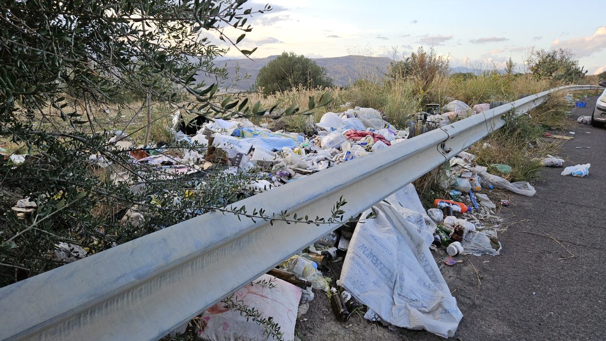 Adrano, l’incubo della SP 231 tra strada dissestata e l’incendio della discarica abusiva. Residenti: “Siamo esasperati” Adrano, l’incubo della SP 231 tra strada dissestata e l’incendio della discarica abusiva. Residenti: “Siamo esasperati”