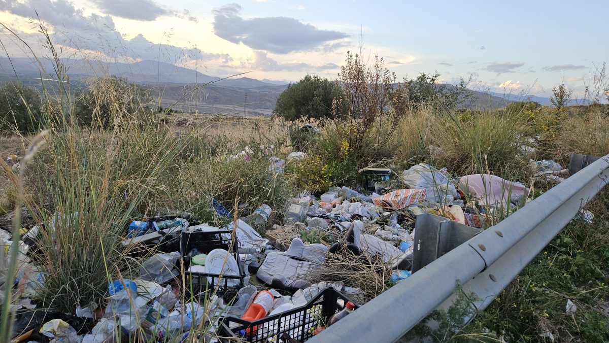 Adrano, l’incubo della SP 231 tra strada dissestata e l’incendio della discarica abusiva. Residenti: “Siamo esasperati” Adrano, l’incubo della SP 231 tra strada dissestata e l’incendio della discarica abusiva. Residenti: “Siamo esasperati”