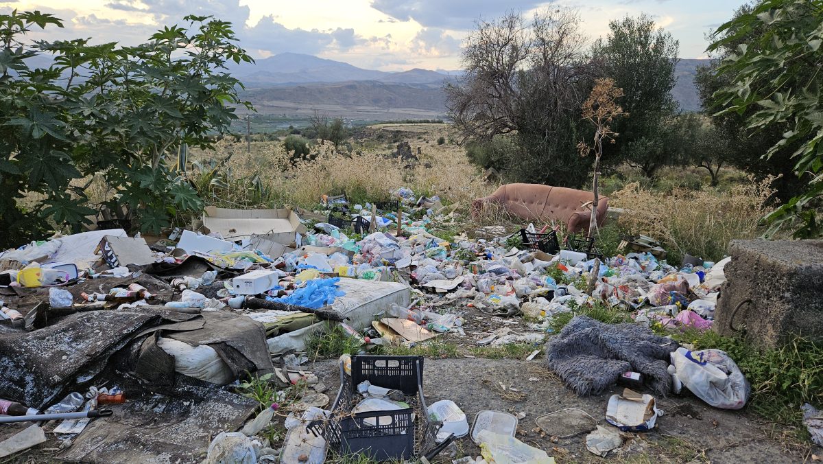 Adrano, l’incubo della SP 231 tra strada dissestata e l’incendio della discarica abusiva. Residenti: “Siamo esasperati” Adrano, l’incubo della SP 231 tra strada dissestata e l’incendio della discarica abusiva. Residenti: “Siamo esasperati”