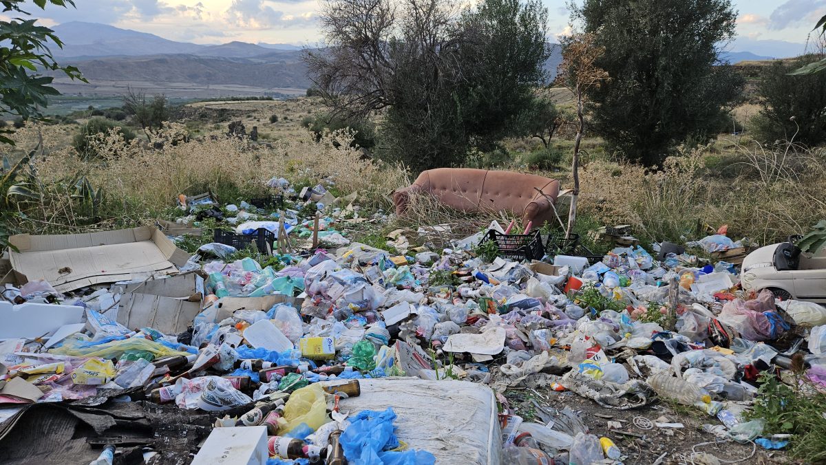 Adrano, l’incubo della SP 231 tra strada dissestata e l’incendio della discarica abusiva. Residenti: “Siamo esasperati” Adrano, l’incubo della SP 231 tra strada dissestata e l’incendio della discarica abusiva. Residenti: “Siamo esasperati”