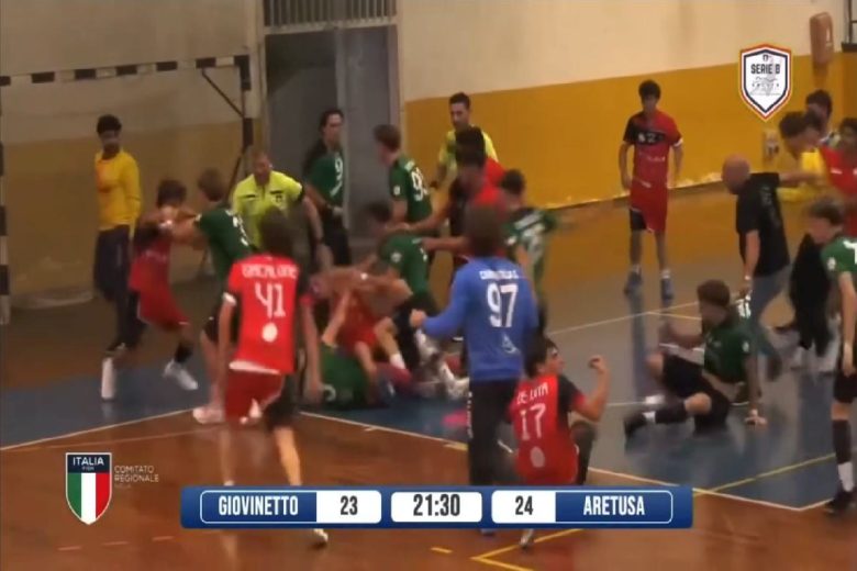 VIDEO | Rissa durante la partita di pallamano, il derby tra Giovinetto e Aretusa rovinato dalla violenza