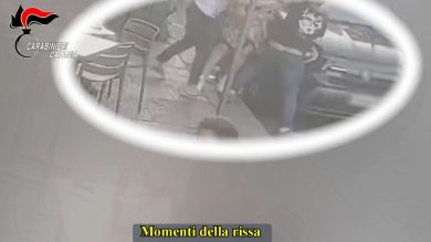 VIDEO | Sedie e sgabelli volanti: mega rissa a Linguaglossa