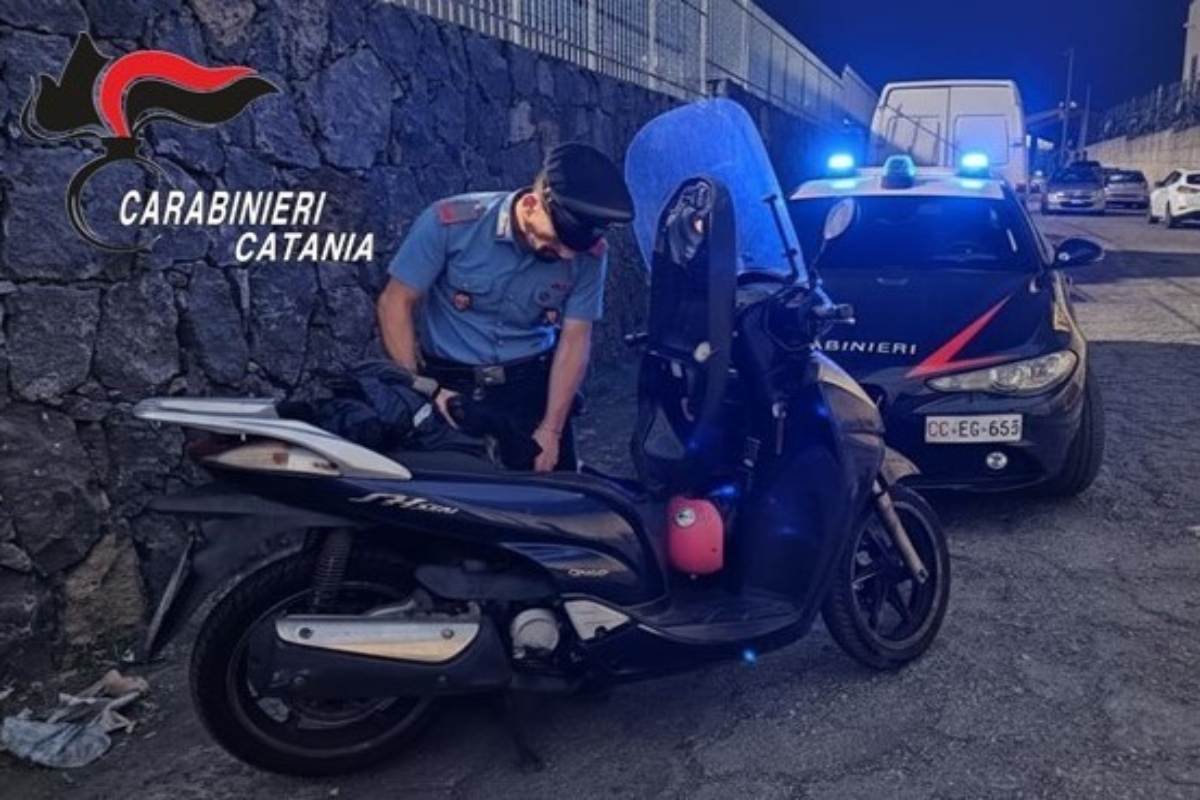 In strada nel cuore della notte con coltelli e droga: denunciato nel Catanese