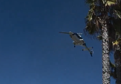 VIDEO | Attimi di paura, elicottero si schianta e precipita: 5 persone ferite