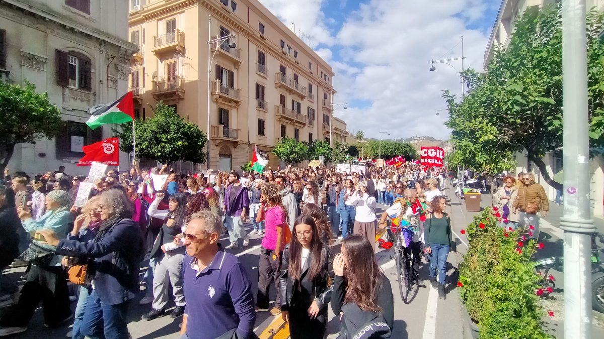 “Free free Palestine”, anche a Messina fiumi di persone aderiscono allo sciopero generale per Gaza – VIDEO