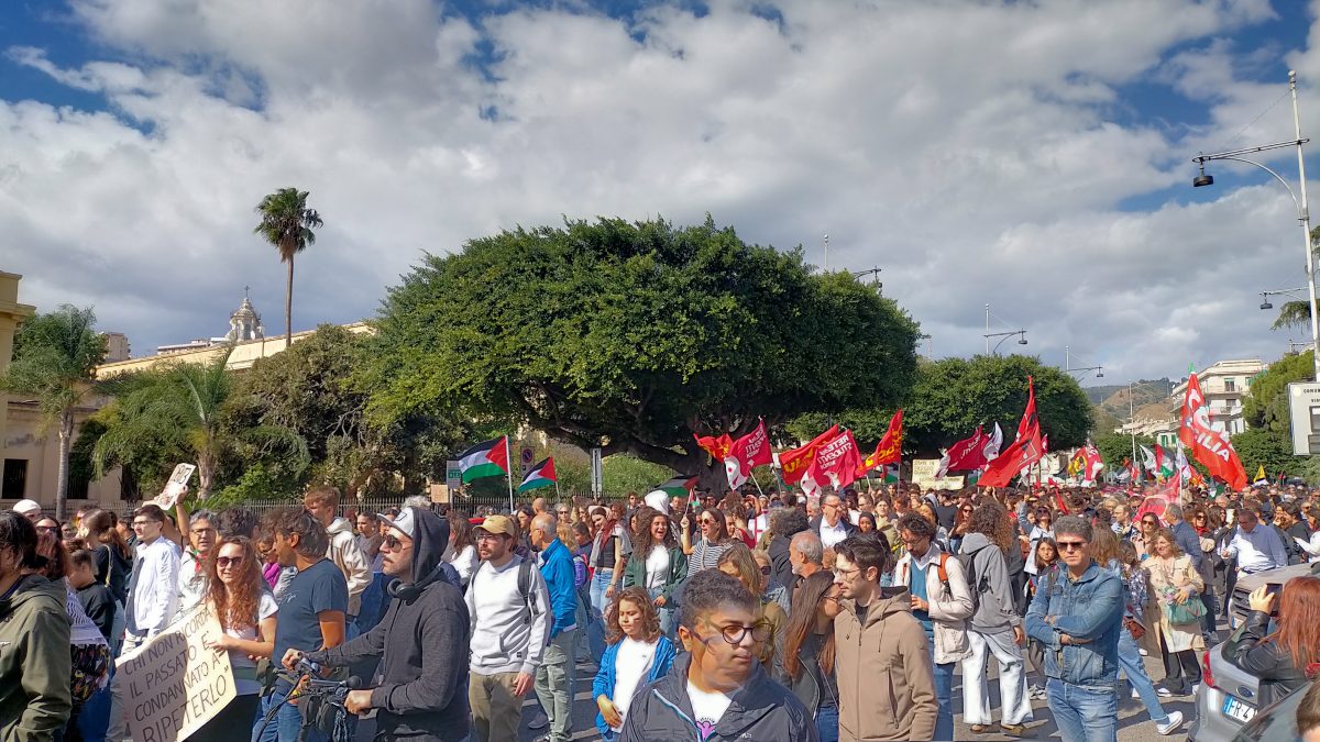“Free free Palestine”, anche a Messina fiumi di persone aderiscono allo sciopero generale per Gaza – VIDEO