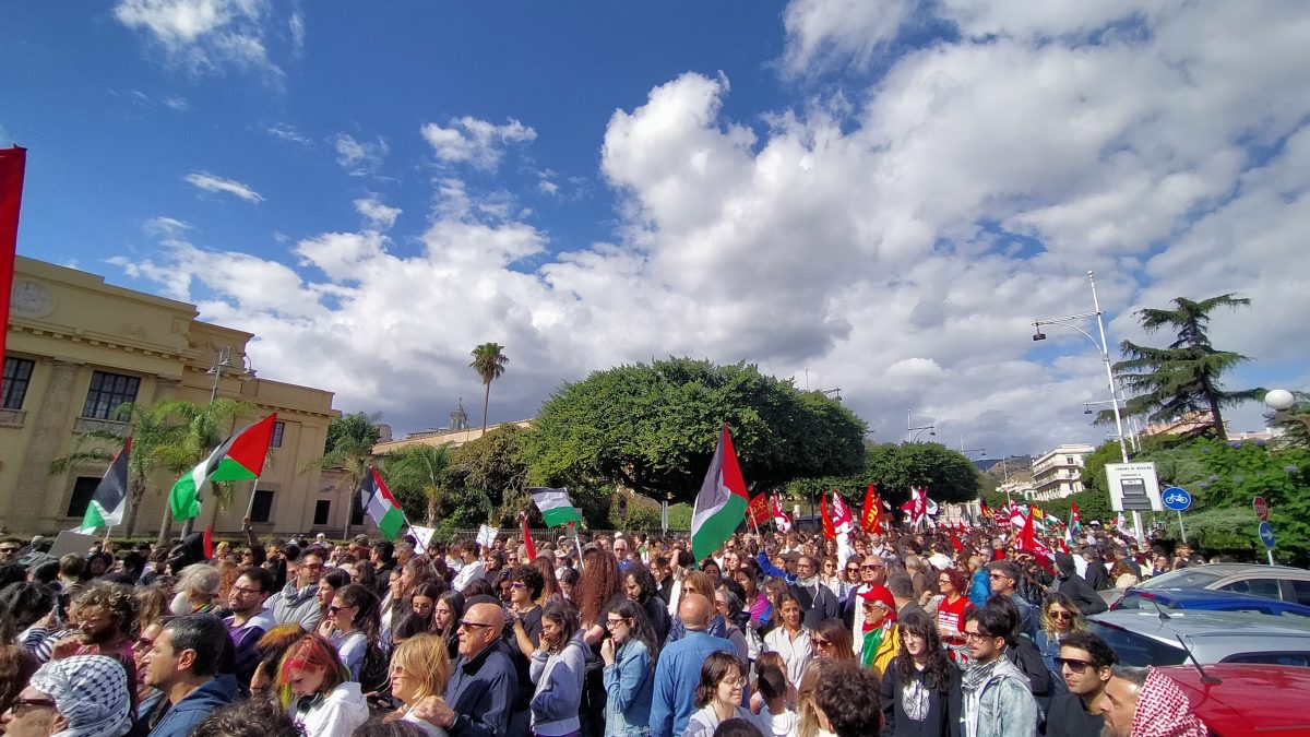 “Free free Palestine”, anche a Messina fiumi di persone aderiscono allo sciopero generale per Gaza – VIDEO