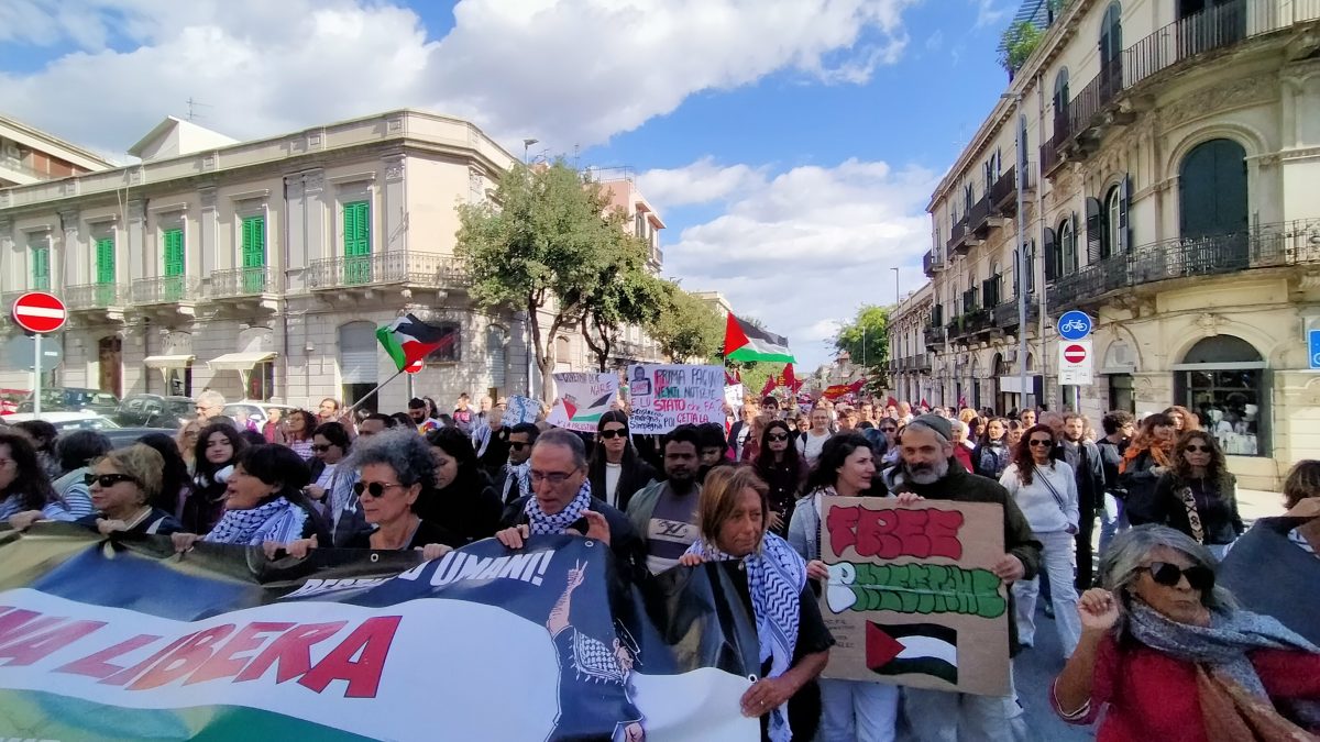 “Free free Palestine”, anche a Messina fiumi di persone aderiscono allo sciopero generale per Gaza – VIDEO