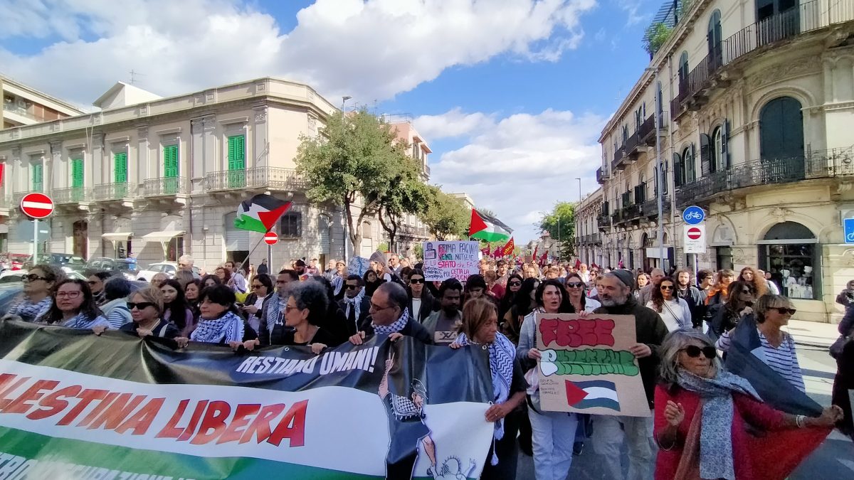 “Free free Palestine”, anche a Messina fiumi di persone aderiscono allo sciopero generale per Gaza – VIDEO