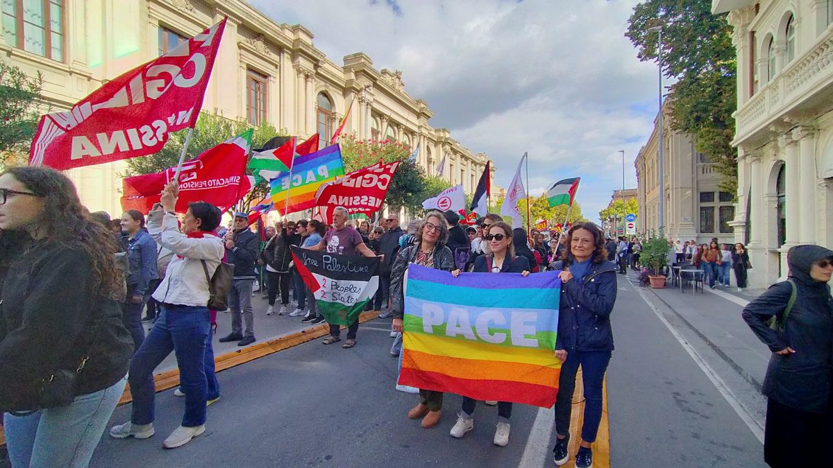 “Free free Palestine”, anche a Messina fiumi di persone aderiscono allo sciopero generale per Gaza – VIDEO