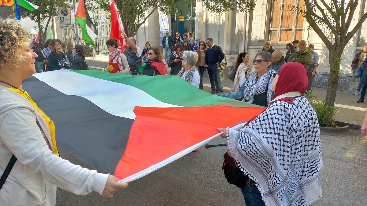 “Free free Palestine”, anche a Messina fiumi di persone aderiscono allo sciopero generale per Gaza – VIDEO