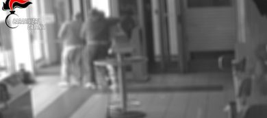 VIDEO | Paura a Mascalucia, ladro immobilizza e minaccia direttore dell’ufficio postale: arrestato