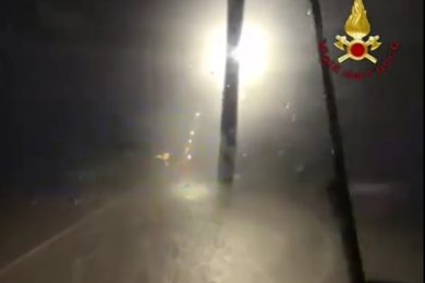 Siracusa, gravi disagi per il maltempo: salvata donna intrappolata nell’auto in attesa di un trapianto di rene – VIDEO