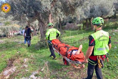 Paura a Torretta, 55enne scivola mentre raccoglie le olive: salvata e trasferita a Palermo all’ospedale Villa Sofia