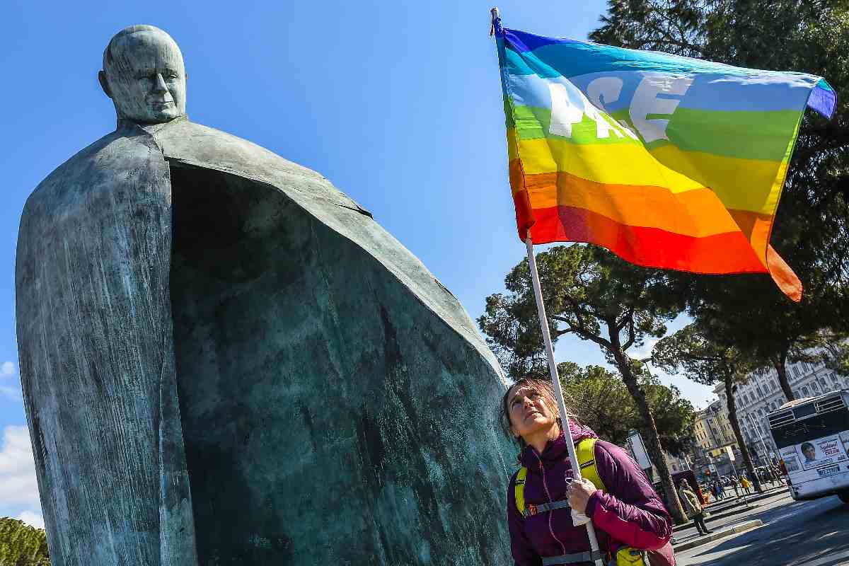 Atto vandalico a Roma, imbrattata la statua di Papa Giovanni Paolo II