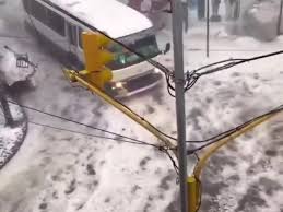 VIDEO | Fiumi in strada e auto inghiottite dall’acqua: l’incredibile tempesta di ghiaccio