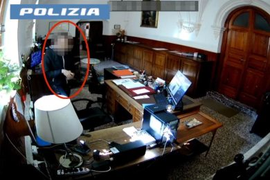 In chiesa tra i fedeli per rubare: 38enne inseguito dal parroco e poi arrestato a Catania