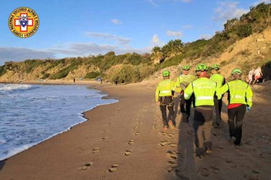 Tragedia a Cefalù, turista 63enne annega mentre fa il bagno a Mazzaforno