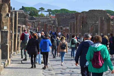 “Sono per la mia collezione”, turista americano ruba pietre dagli scavi di Pompei: denunciato