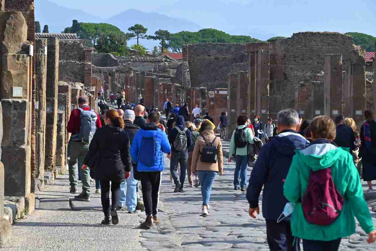“Sono per la mia collezione”, turista americano ruba pietre dagli scavi di Pompei: denunciato “Sono per la mia collezione”, turista americano ruba pietre dagli scavi di Pompei: denunciato
