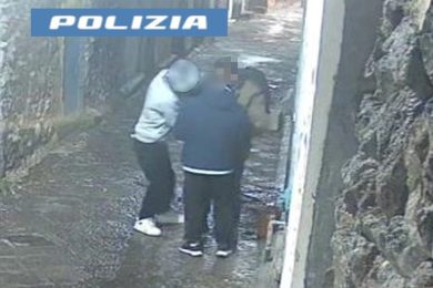 Quattro rapine in pochi giorni, la donna afferrata per i capelli e la cassiera minacciata: arresto a Catania – VIDEO