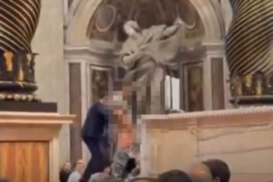 VIDEO | Follia nella Basilica di San Pietro, uomo si abbassa i pantaloni e urina nell’altare