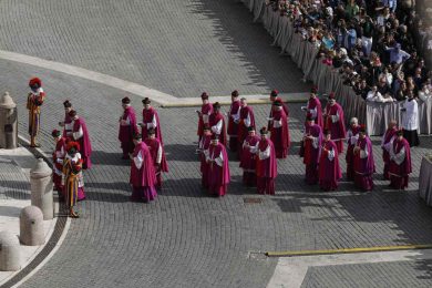 Svolta nella Chiesa, la Cei approva un documento che apre a donne, comunità Lgbt+ e divorziati