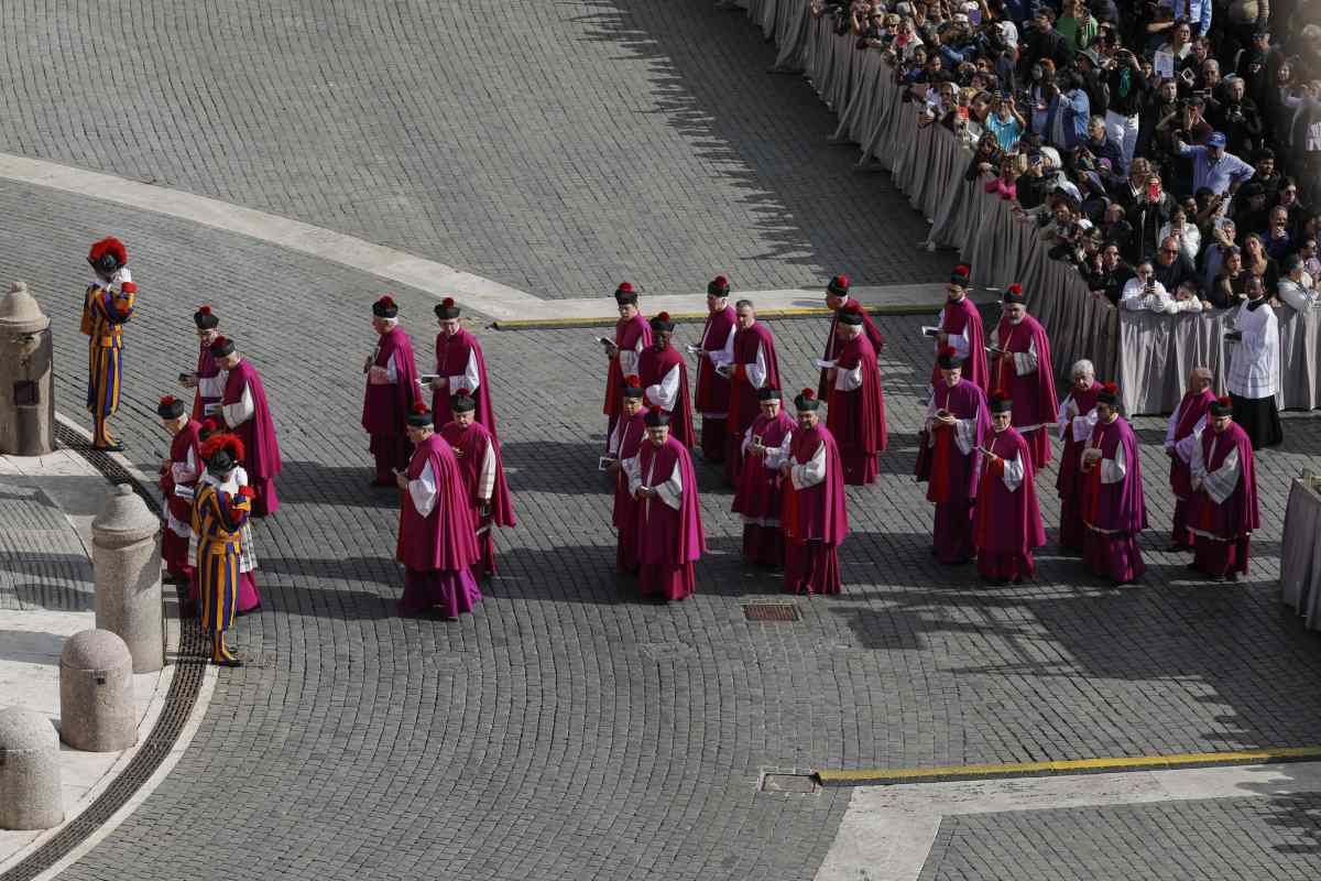 Svolta nella Chiesa, la Cei approva un documento che apre a donne, comunità Lgbt+ e divorziati