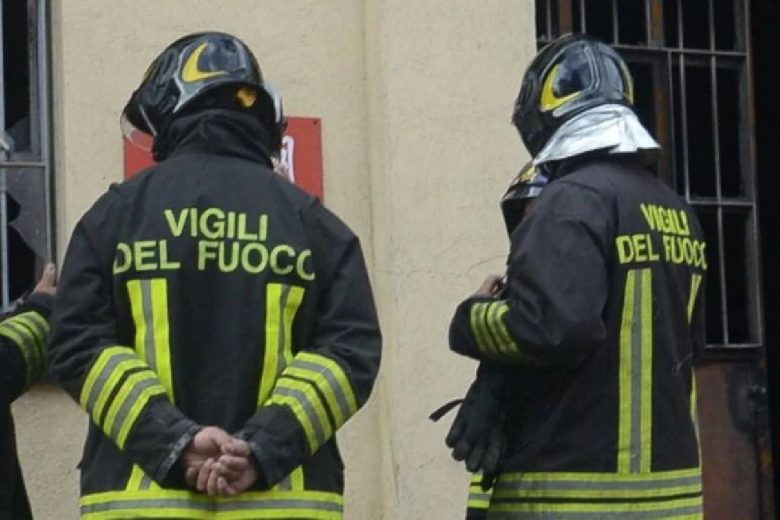 A fuoco l’auto del parroco: paura nel Siracusano