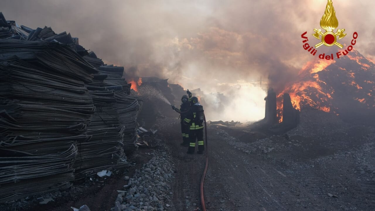 Paura a Belpasso: vasto incendio in ditta di smaltimento di elettrodomestici