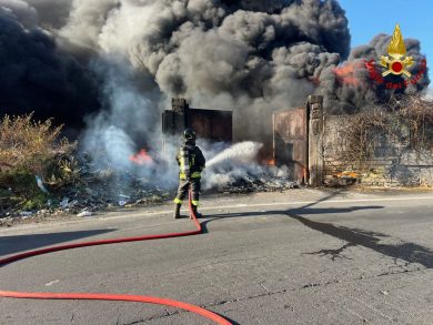 VIDEO | Rifiuti a fuoco in via Acquicella: paura a Catania
